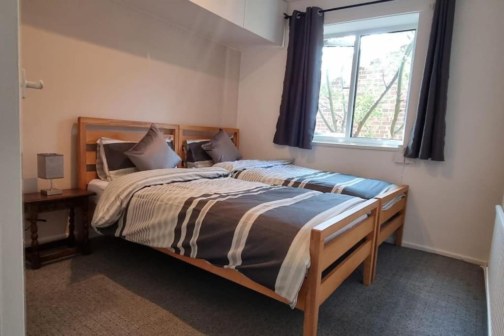 Spacious 2 Bed Bungalow Энфилд Экстерьер фото