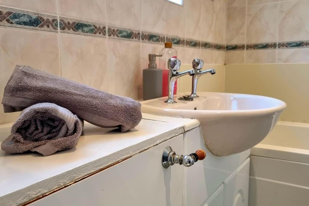 Spacious 2 Bed Bungalow Энфилд Экстерьер фото