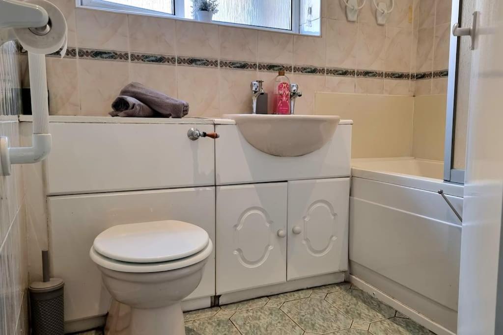 Spacious 2 Bed Bungalow Энфилд Экстерьер фото