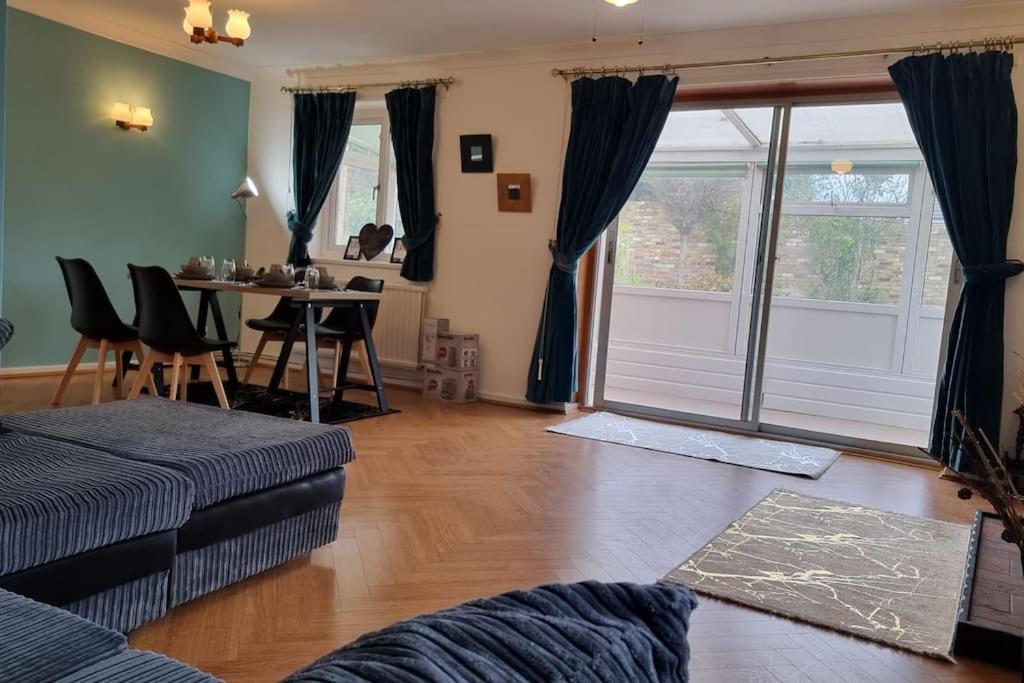 Spacious 2 Bed Bungalow Энфилд Экстерьер фото